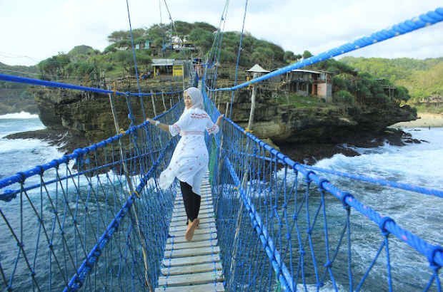 Jembatan Gantung Pantai Timang