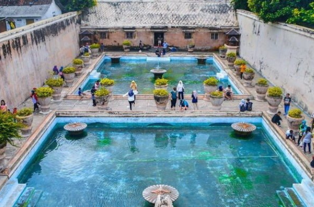 Kolam Renang Taman Sari