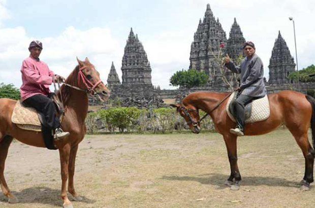 Berkuda Candi Prambanan