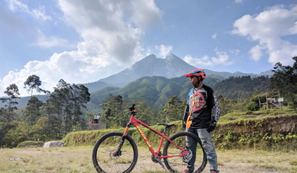 Bersepeda Downhill di Bukit Klangon