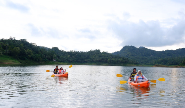 Menaiki Kayak di waduk Sermo 