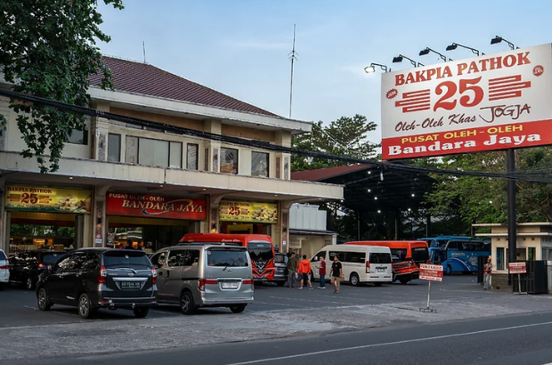 Bandara Jaya (Pusat Oleh-Oleh Bakpia Pathok 25)