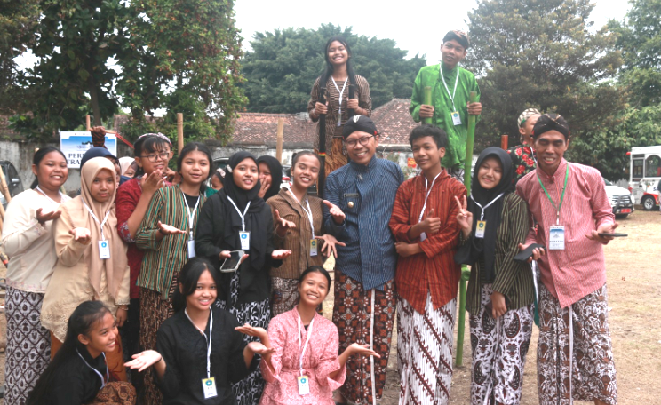 Penjabat Wali Kota Yogyakarta Singgih Raharjo melihat permainan tradisional Egrang.(Foto:Pemkot Jogja)