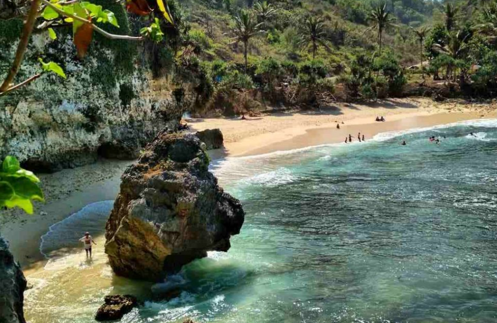 Pesona Kecantikan Pantai Krokoh yang Memukau