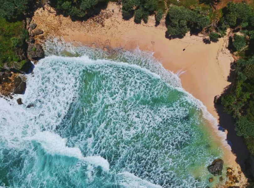 Pesona Kecantikan Pantai Krokoh yang Memukau