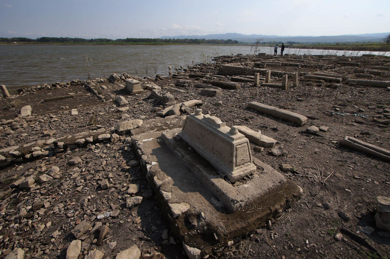 Makam Kuno Muncul di Waduk Gajah Mungkur