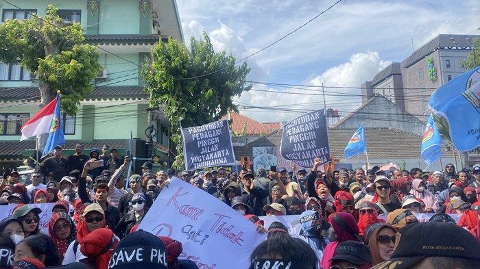 Pedagang Teras Malioboro 2 Geruduk Balai Kota Yogyakarta