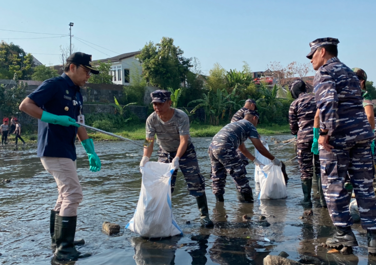 Pemkot Jogja dan Warga Gelar Aksi Bersih Sungai Code Dalam rangka Program Kali Bersih (Prokasih)