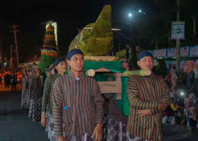 Rabu Pungkasan dan Mengenal Makna filosofi lemper raksasa