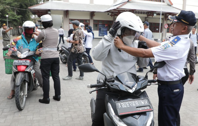 Dishub Sleman Bagikan Helm Gratis