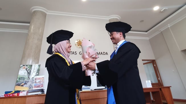 Pasangn Suami Istri Profesor UGM Dikukuhkan Menjadi Guru Besar Bersama