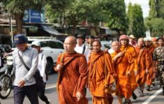 Candi Borobudur, 40 Bhikkhu Thudong Berjalan Kaki Dari TMII Jakarta Menuju Pagoda Borobudur !