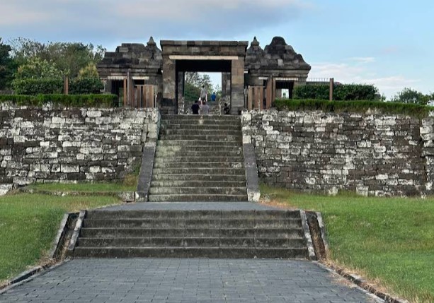 7 Tempat Wisata Religi di Jogja yang Ramai Dikunjungi Banyak Orang 2 Candi Ratu Spiritual dan Budaya