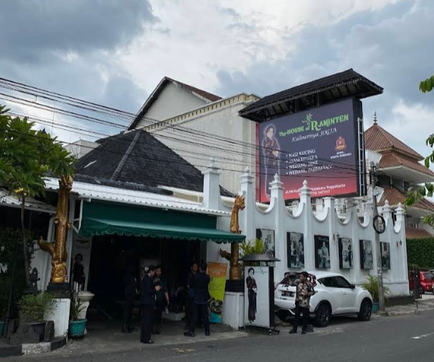 7 Cafe Live Music di Jogja Murah, Bikin Malammu Lebih Seru 2 The House of Raminten