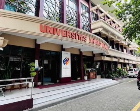 10 Universitas Jurusan Farmasi di Jogja Terbaik, Lengkap dengan Biayanya! 3 Universitas Ahmad Dahlan (UAD)
