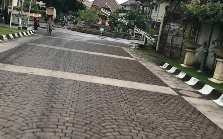 Lapangan Luas di Komplek Perumahan