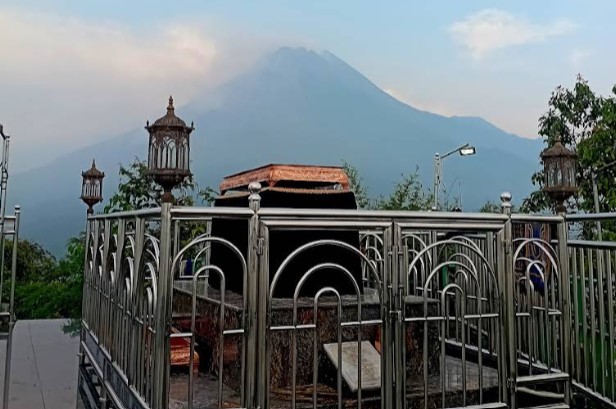 Makam Syekh Jumadil Kubro (Gunung Kudul)