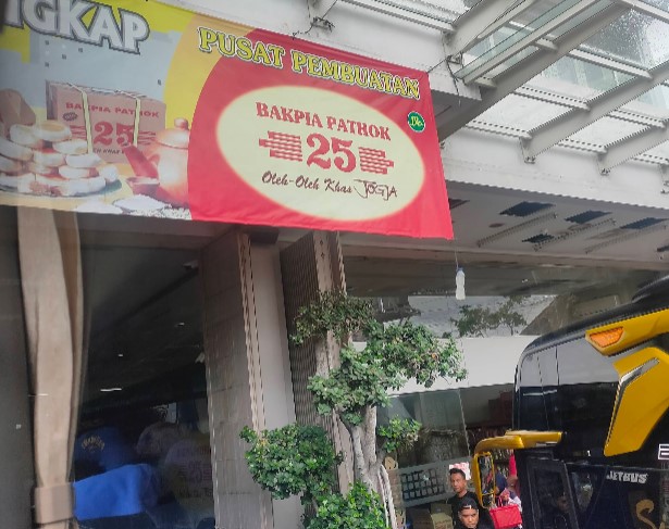 9 Tempat Oleh-Oleh Khas Jogja Murah dan Lengkap Dekat Malioboro 8 Bakpia Pathuk 25
