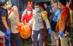 Korban sedang dievakuasi akibat kebakaran di rumah kontrakan di Perumahan Trimulyo, Blok D2, Dusun Kembangsongo, Kalurahan Trimulyo, Jetis, Bantul, Jumat malam (23 Mei 2025)