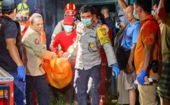 Korban sedang dievakuasi akibat kebakaran di rumah kontrakan di Perumahan Trimulyo, Blok D2, Dusun Kembangsongo, Kalurahan Trimulyo, Jetis, Bantul, Jumat malam (23 Mei 2025)