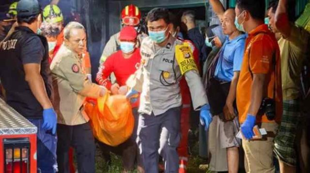 Korban sedang dievakuasi akibat kebakaran di rumah kontrakan di Perumahan Trimulyo, Blok D2, Dusun Kembangsongo, Kalurahan Trimulyo, Jetis, Bantul, Jumat malam (23 Mei 2025)