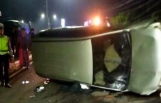 Innova ngebut terguling di tikungan Sentolo Kulon Progo, satu tewas dan dua luka-luka.