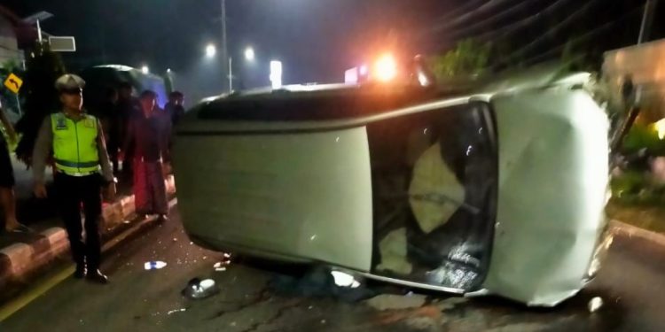 Innova ngebut terguling di tikungan Sentolo Kulon Progo, satu tewas dan dua luka-luka.