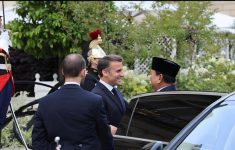 Ilustrasi Presiden Prancis Emmanuel Macron dan Presiden Indonesia Prabowo Subianto menaiki Maung