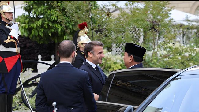 Ilustrasi Presiden Prancis Emmanuel Macron dan Presiden Indonesia Prabowo Subianto menaiki Maung