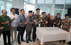 Foto bersama setelah launching motif batik Segoro Amarto Reborn