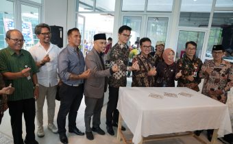 Foto bersama setelah launching motif batik Segoro Amarto Reborn