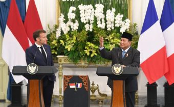 Presiden Prancis Emmanuel Macron dan Presiden Indonesia Prabowo Subianto