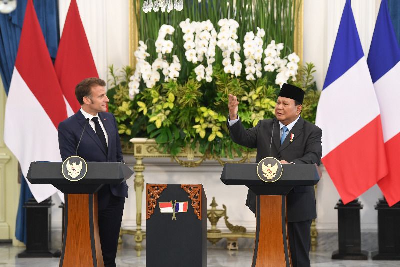 Presiden Prancis Emmanuel Macron dan Presiden Indonesia Prabowo Subianto