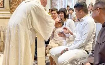Balita Asal Yogyakarta Terima Sakramen Baptis di Basilika Santo Petrus Vatikan