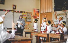 Ilustrasi siswa-siswi belajar di sekolah rakyat