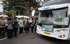 Bupati Bantul Abdul Halim Muslih beseta jajaran melepas jemaah calon haji kloter pertama dari Bantul.