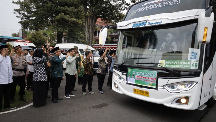 Bupati Bantul Abdul Halim Muslih beseta jajaran melepas jemaah calon haji kloter pertama dari Bantul.