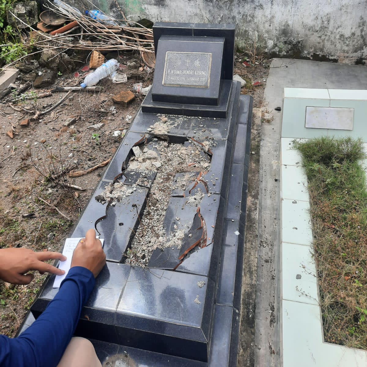 Ilustrasi perusakan nisan di dua lokasi di Bantul