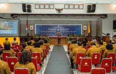 Universitas Atma Jaya Yogyakarta menerima dua Surat Keputusan penting dari Kementerian Pendidikan yaitu Kemendikbud Ristek melalui LLDIKTI Wilayah V. Penyerahan berlangsung di Auditorium Kampus II UAJY, Gedung St. Thomas Aquinas, Jumat (9/5/2025).