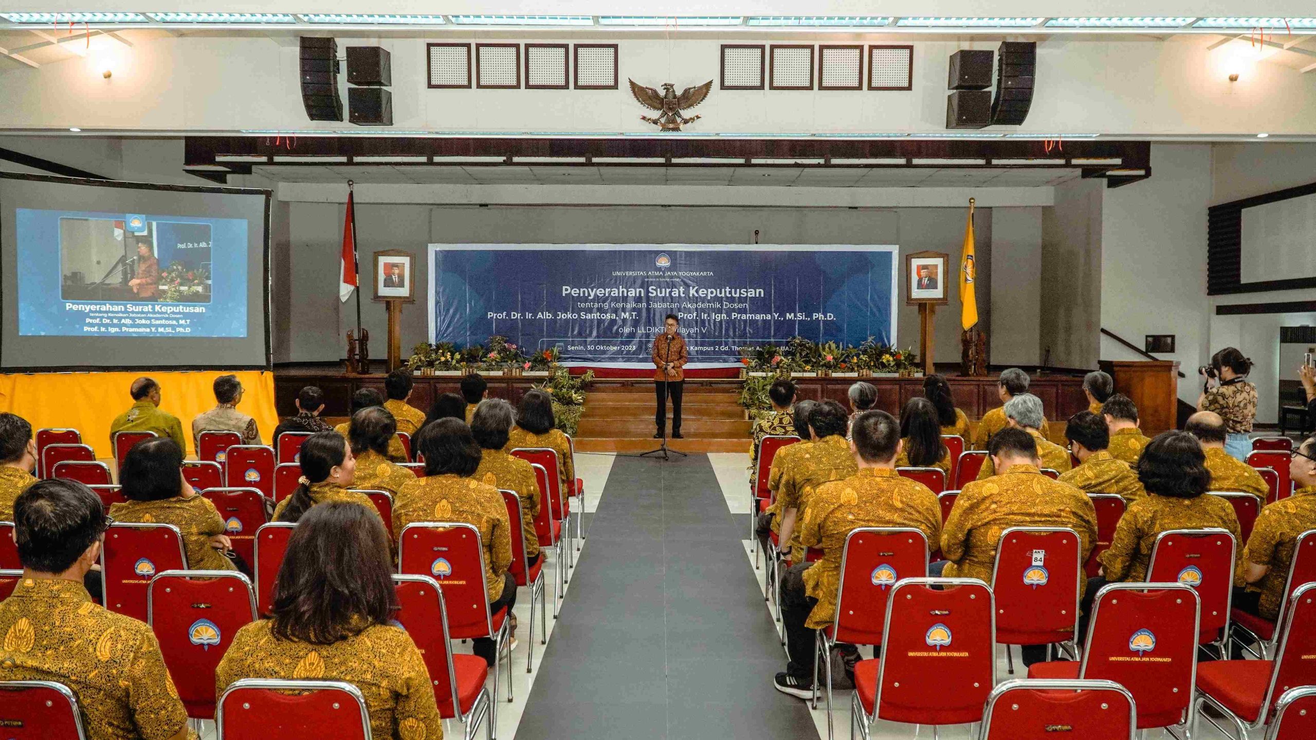 Universitas Atma Jaya Yogyakarta menerima dua Surat Keputusan penting dari Kementerian Pendidikan yaitu Kemendikbud Ristek melalui LLDIKTI Wilayah V. Penyerahan berlangsung di Auditorium Kampus II UAJY, Gedung St. Thomas Aquinas, Jumat (9/5/2025).