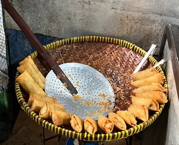 8 Tempat Jajanan Tradisional di Jogja yang Murah dan Rasanya Khas 2 Lumpia Samijaya