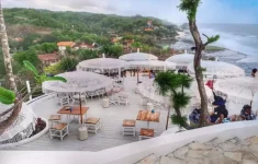Café di tepi Pantai Slili