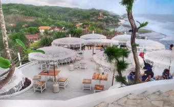 Café di tepi Pantai Slili