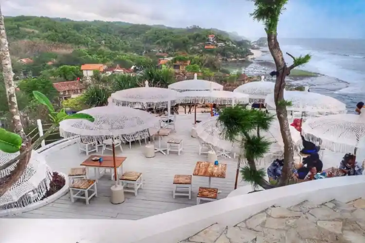 Café di tepi Pantai Slili