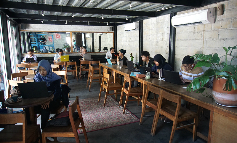 8 Tempat Nongkrong Buka 24 Jam di Sleman yang Asyik untuk Kumpul Bareng Teman, Harganya Terjangkau! 2 Peacockoffie Palagan
