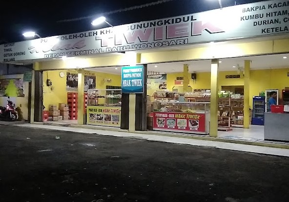 8 UMKM atau Kerajinan Khas Gunung Kidul yang Cocok Dijadikan Oleh-Oleh 2 Pusat Oleh‑oleh Mbak Tiwiek