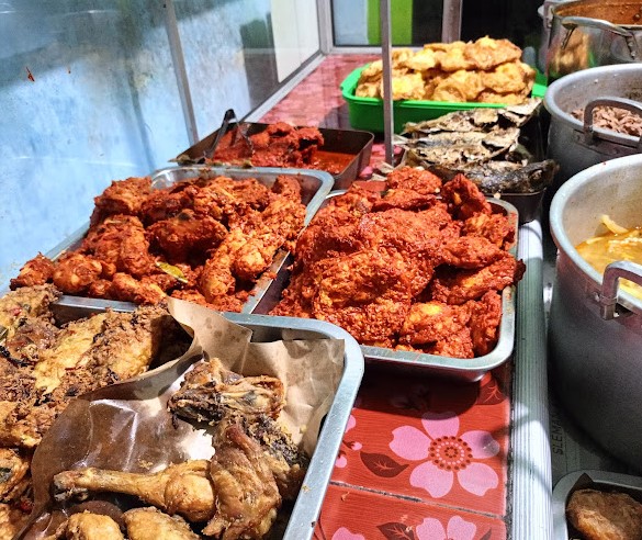 8 Warung Nasi di Jogja yang Lauknya Enak dan Murah, Pasti Jadi Favorit! 2 Nasi Rames Demangan