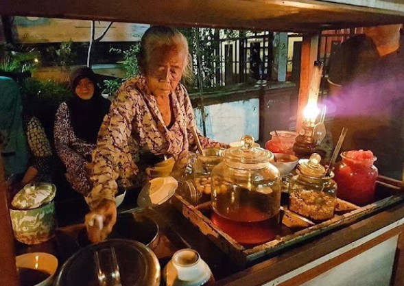 8 Tempat Jajanan Tradisional di Jogja yang Murah dan Rasanya Khas 3 Wedang Ronde Mbah Payem