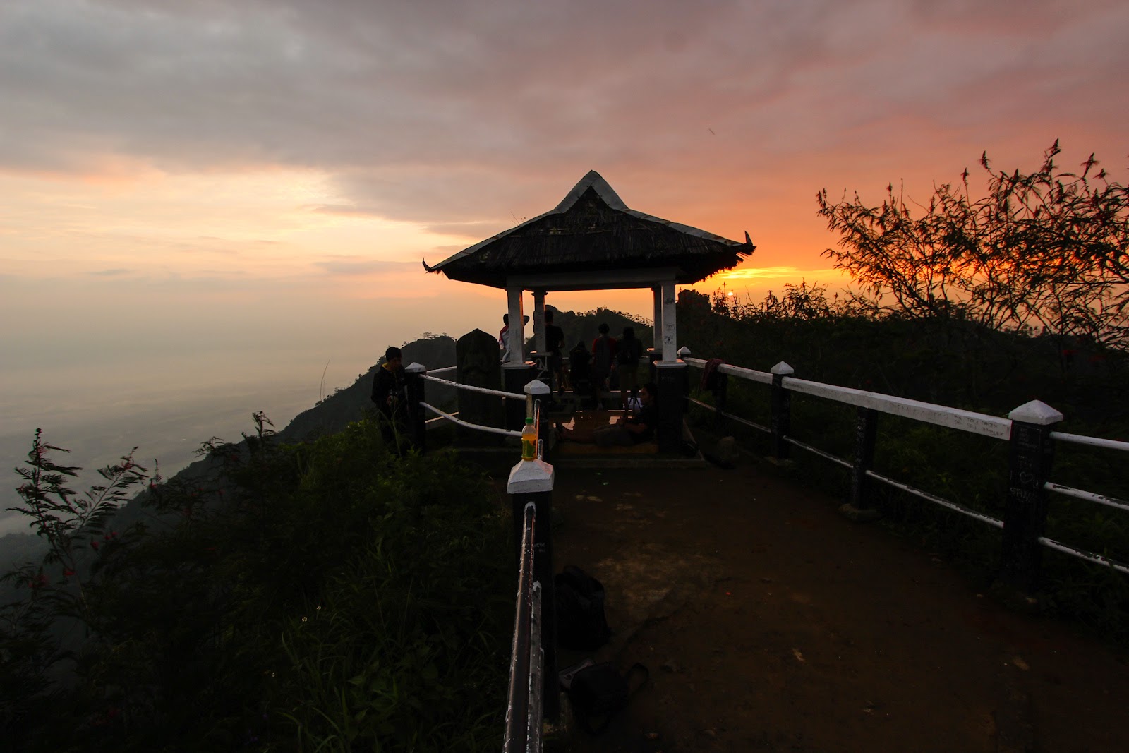 8 Tempat Wisata Alam Murah di Kulonprogo, yang Menawarkan Pemandangan Indah untuk Mengisi Liburan Sekolah! 4 Puncak Suroloyo
