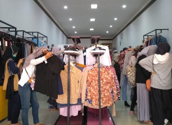 7 Butik Baju Wanita di Jogja yang Modern dan Fashionable 4 Monokrom Store